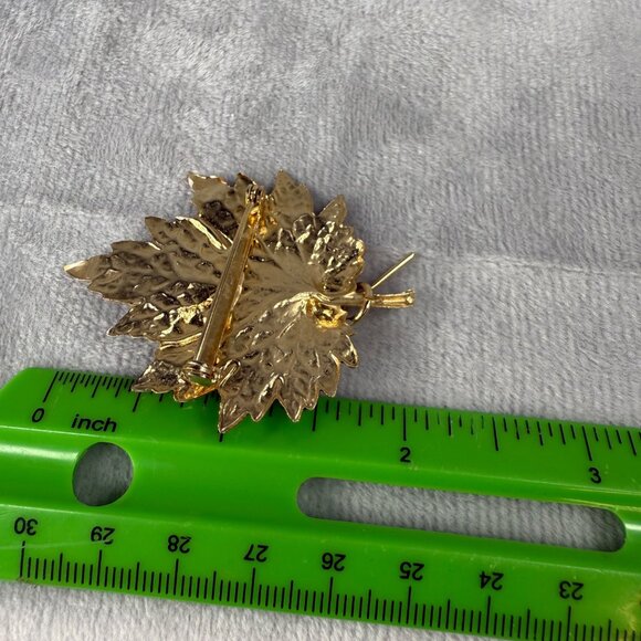 Vintage Maple Leaf Brooch With Gold-Tone Metal & Enamel Finish Pearl Accent - Picture 5 of 16